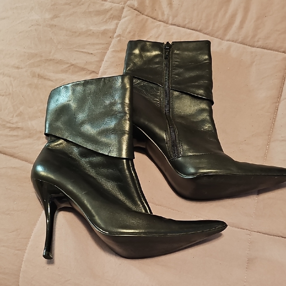 Women's Wild Pair Black Heeled Boots Size 7
